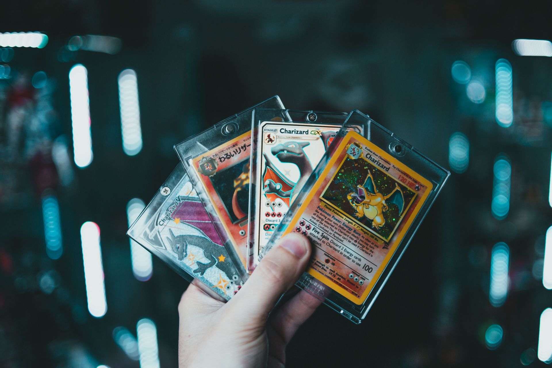 Cartas de Pokémon en la mano de un jugador