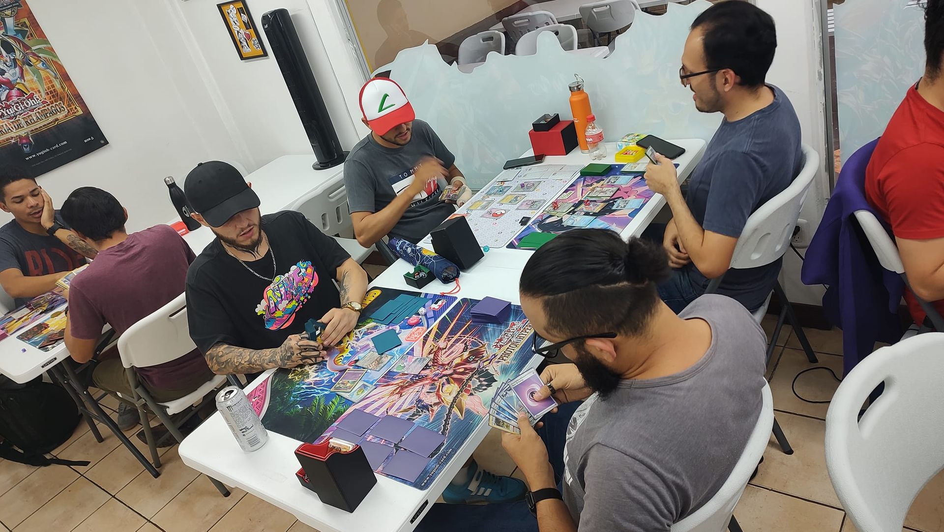 Jugadores en las mesas de Zeus Hobby Store, en Cartago, durante una tarde de partidas